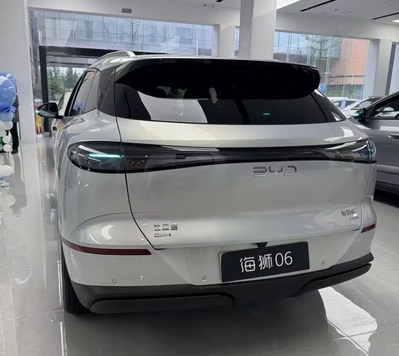 BYD Sealion 06 DM-i é flagrado nas lojas antes da estreia na China