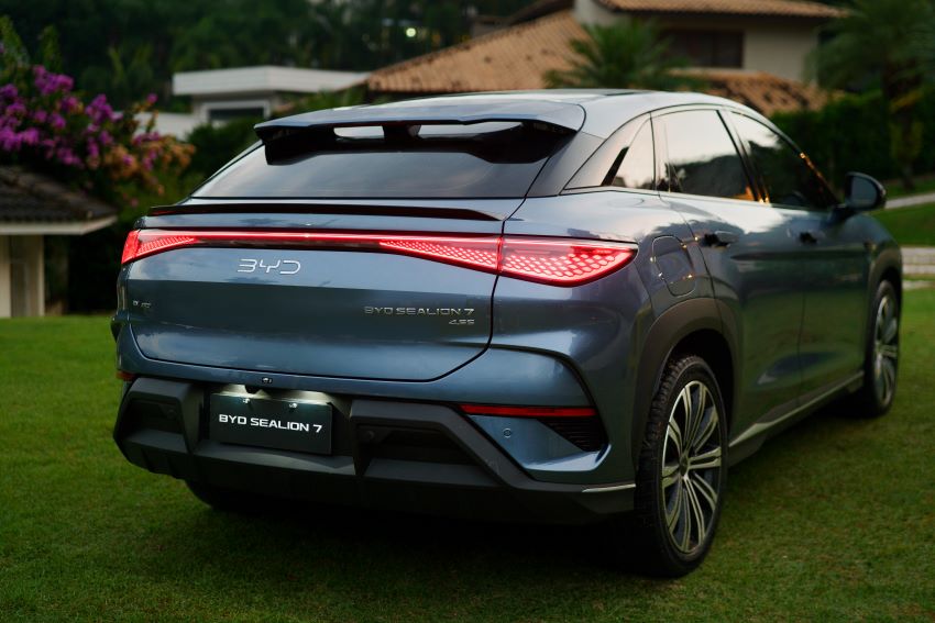 BYD Sealion 7 estreia no país com proposta esportiva, 531 cv e preço de R$ 339.990