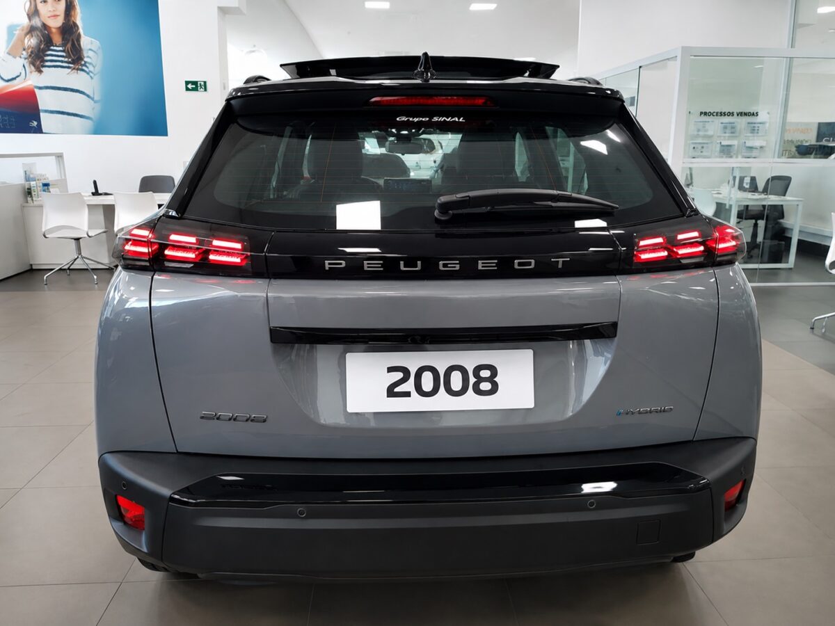 Peugeot 2008 GT Hybrid 2026: a eletrificação muda menos do que o nome sugere