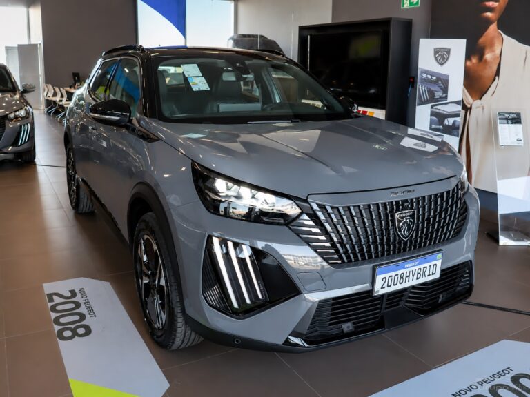 Peugeot 2008 GT Hybrid 2026 no uso diário: os pontos fortes e as limitações do SUV