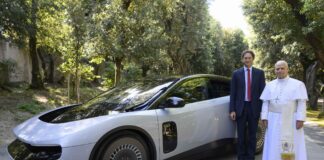 Papa Leão XIV conhece e experimenta o Ferrari Luce