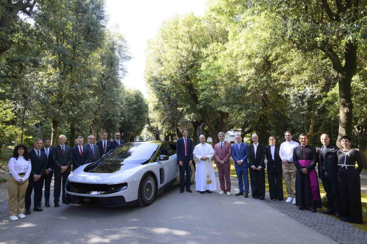 Papa Leão XIV conhece e experimenta o Ferrari Luce
