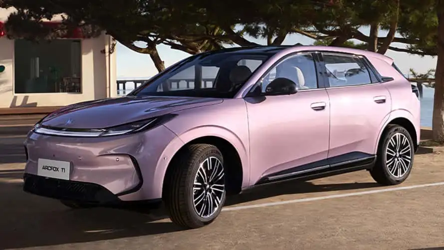 Novo rival do Geely EX2? Arcfox T1 já roda sem camuflagem no Brasil