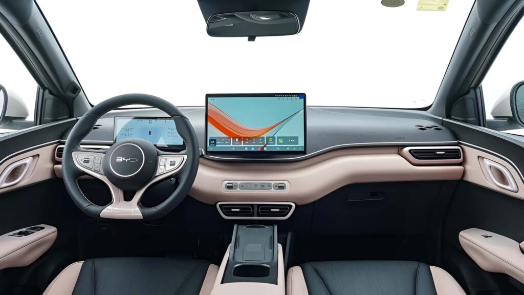 Novo BYD Dolphin Mini 2027 muda por dentro na China e pode estrear em breve no Brasil