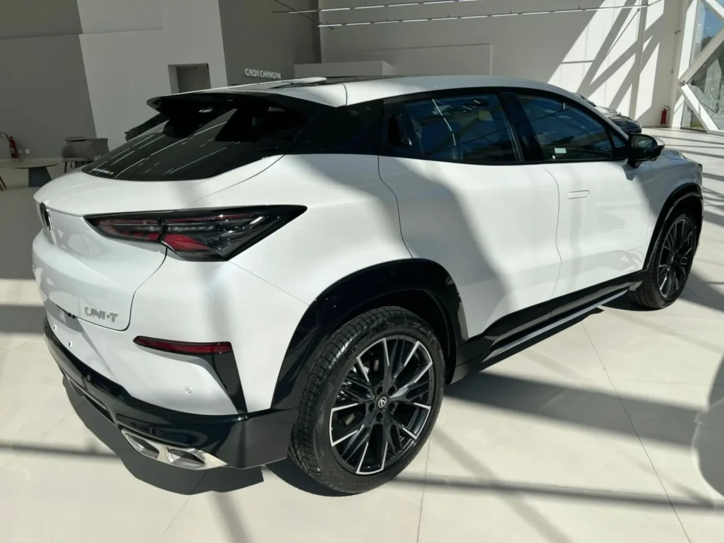 De acordo com dados do Inmetro, o Caoa Chery Tiggo 7 Pro Max Drive 2027, equipado com motor 1.6 turbo, prioriza desempenho sem deixar o consumo de lado. O SUV registra médias de 10,5 km/l na cidade e 13,3 km/l na estrada com gasolina. Já o Changan UNI-T 2027 apresenta números um pouco mais modestos. No ciclo urbano, o modelo faz 7,3 km/l com etanol e 10,5 km/l com gasolina. Em rodovias, as médias sobem para 8,7 km/l no etanol e 12,4 km/l na gasolina.