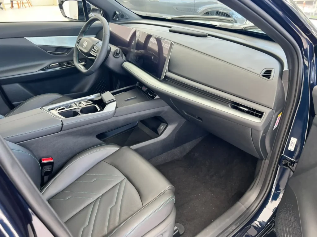 De acordo com dados do Inmetro, o Caoa Chery Tiggo 7 Pro Max Drive 2027, equipado com motor 1.6 turbo, prioriza desempenho sem deixar o consumo de lado. O SUV registra médias de 10,5 km/l na cidade e 13,3 km/l na estrada com gasolina. Já o Changan UNI-T 2027 apresenta números um pouco mais modestos. No ciclo urbano, o modelo faz 7,3 km/l com etanol e 10,5 km/l com gasolina. Em rodovias, as médias sobem para 8,7 km/l no etanol e 12,4 km/l na gasolina.