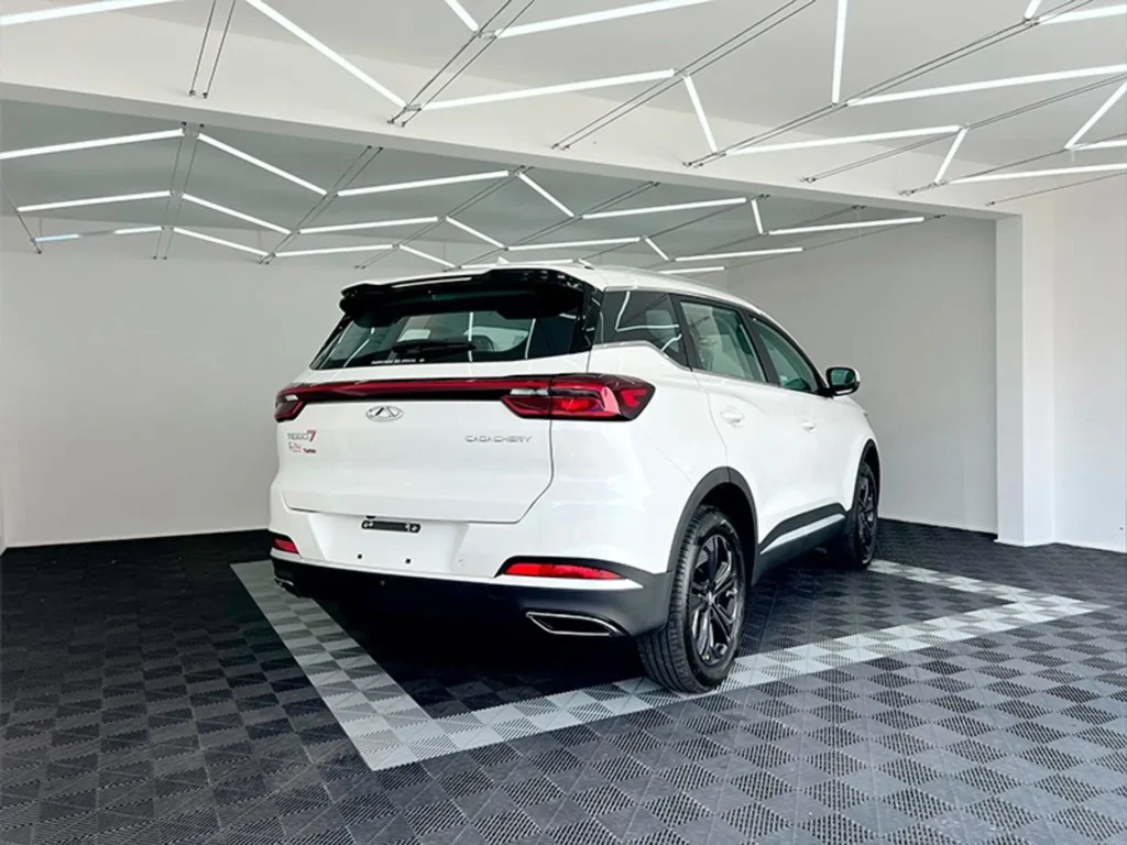 De acordo com dados do Inmetro, o Caoa Chery Tiggo 7 Pro Max Drive 2027, equipado com motor 1.6 turbo, prioriza desempenho sem deixar o consumo de lado. O SUV registra médias de 10,5 km/l na cidade e 13,3 km/l na estrada com gasolina.Já o Changan UNI-T 2027 apresenta números um pouco mais modestos. No ciclo urbano, o modelo faz 7,3 km/l com etanol e 10,5 km/l com gasolina. Em rodovias, as médias sobem para 8,7 km/l no etanol e 12,4 km/l na gasolina.