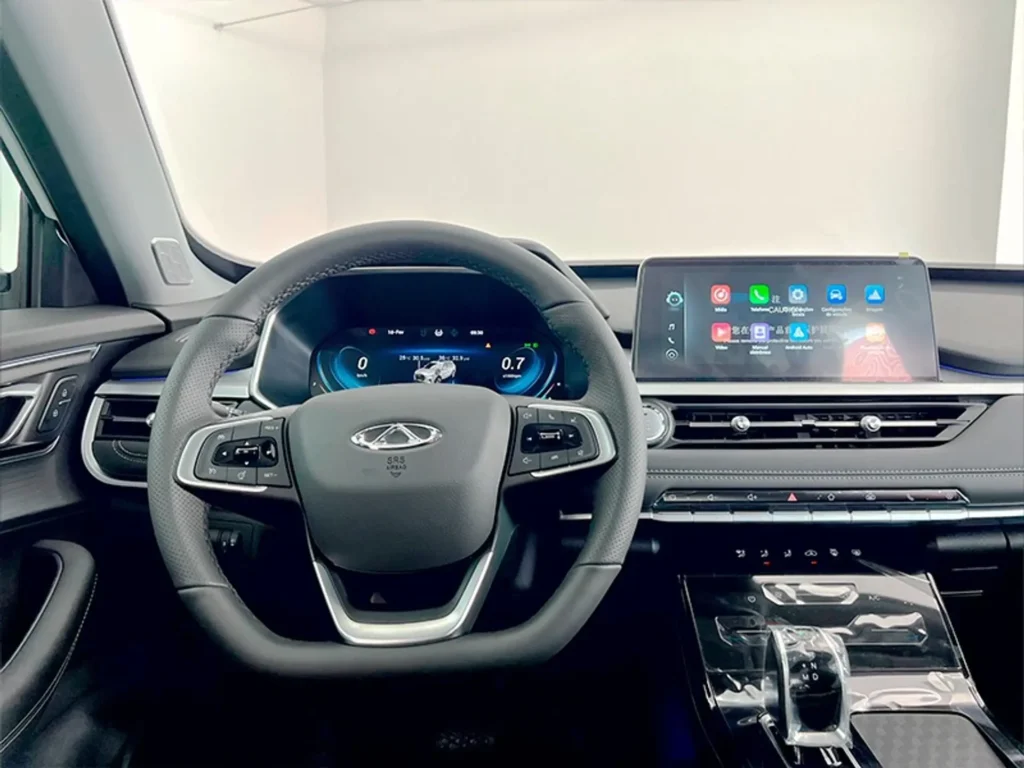 De acordo com dados do Inmetro, o Caoa Chery Tiggo 7 Pro Max Drive 2027, equipado com motor 1.6 turbo, prioriza desempenho sem deixar o consumo de lado. O SUV registra médias de 10,5 km/l na cidade e 13,3 km/l na estrada com gasolina. Já o Changan UNI-T 2027 apresenta números um pouco mais modestos. No ciclo urbano, o modelo faz 7,3 km/l com etanol e 10,5 km/l com gasolina. Em rodovias, as médias sobem para 8,7 km/l no etanol e 12,4 km/l na gasolina.