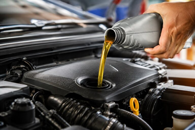 Como escolher o óleo ideal e evitar problemas no motor do seu carro