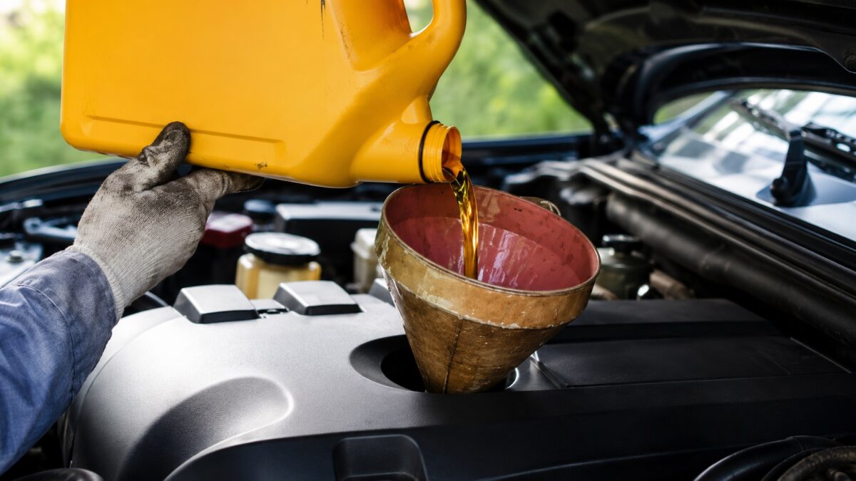 Como escolher o óleo ideal e evitar problemas no motor do seu carro