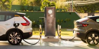 Recarga de carros elétricos em condomínios exige cuidados e pode gerar riscos, dizem especialistas
