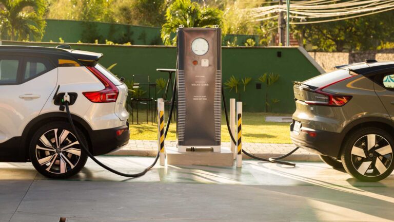 Recarga de carros elétricos em condomínios exige cuidados e pode gerar riscos, dizem especialistas