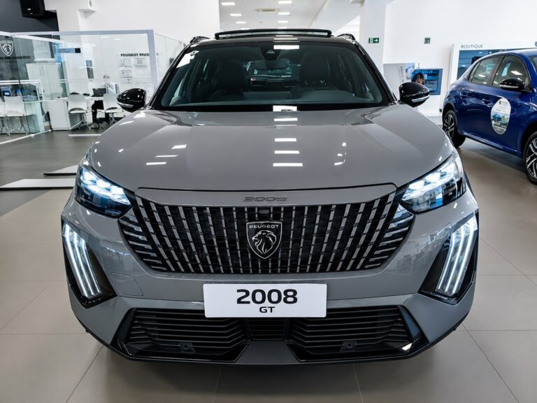 Peugeot 2008 GT Hybrid 2026: a eletrificação muda menos do que o nome sugere