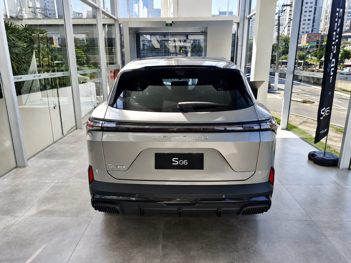 Jetour S06 Advance 2026 aposta em híbrido plug-in, espaço e preço para ganhar mercado