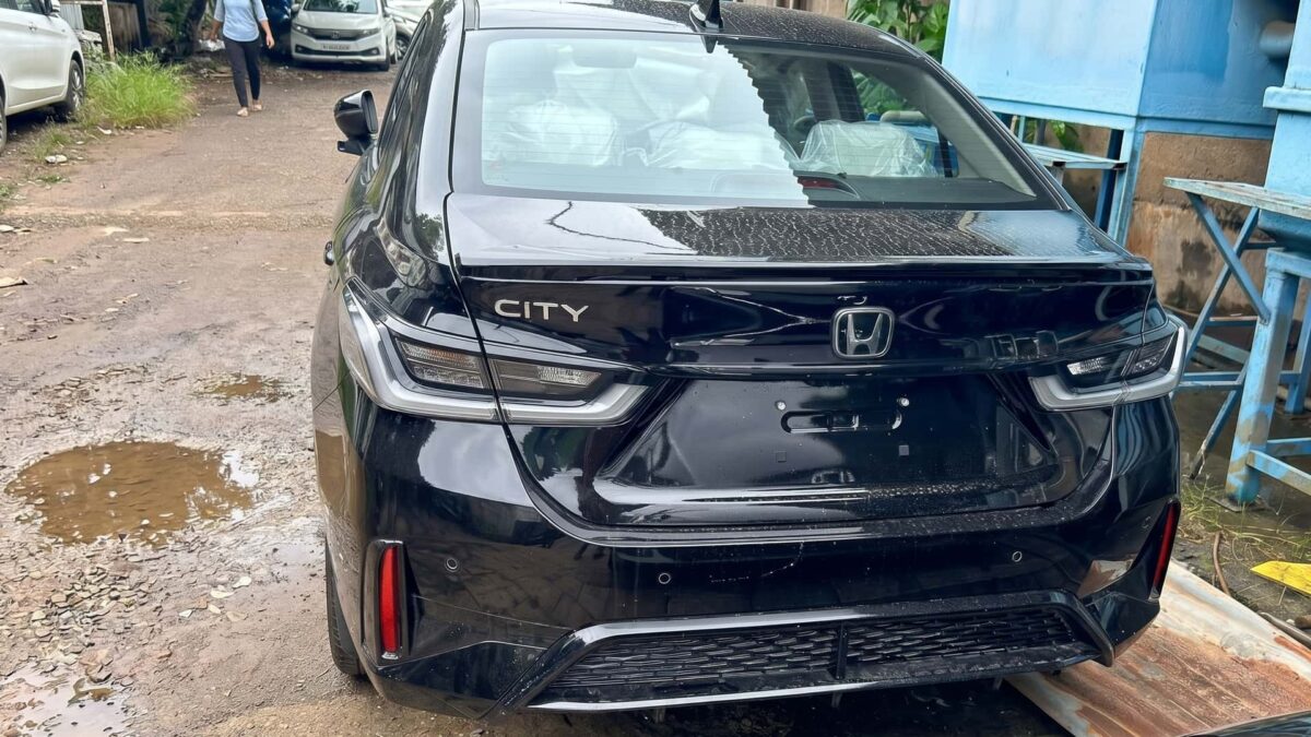 Novo Honda City 2028 aparece sem camuflagem e grade iluminada chama atenção