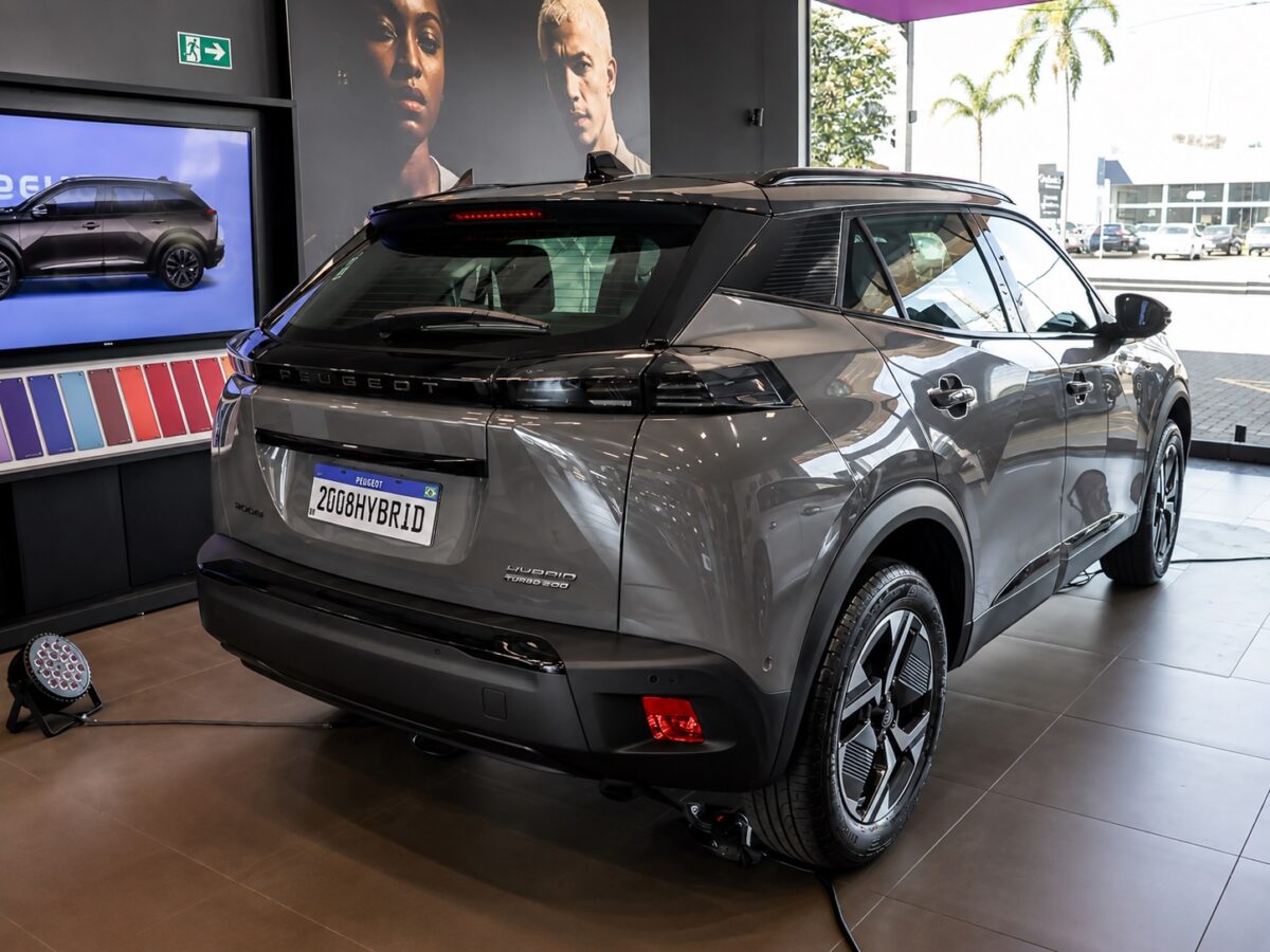 Peugeot 2008 GT Hybrid 2026 no uso diário: os pontos fortes e as limitações do SUV