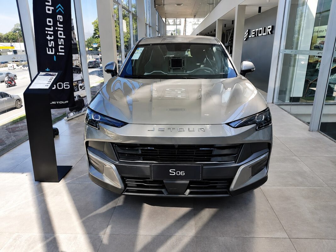 Jetour S06 Advance 2026 aposta em híbrido plug-in, espaço e preço para ganhar mercado