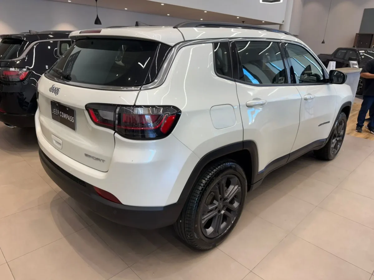 Jeep Compass Sport 2026 ganha rodas inéditas aro 18 com visual escurecido