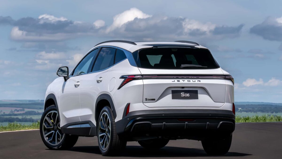 Novo Jetour S06 custa menos de R$ 185 mil e promete até 36 km/l com 315 cv