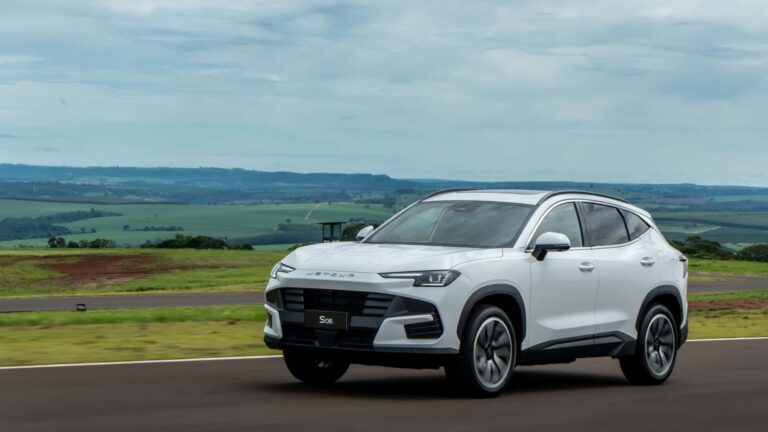 Novo Jetour S06 custa menos de R$ 185 mil e promete até 36 km/l com 315 cv