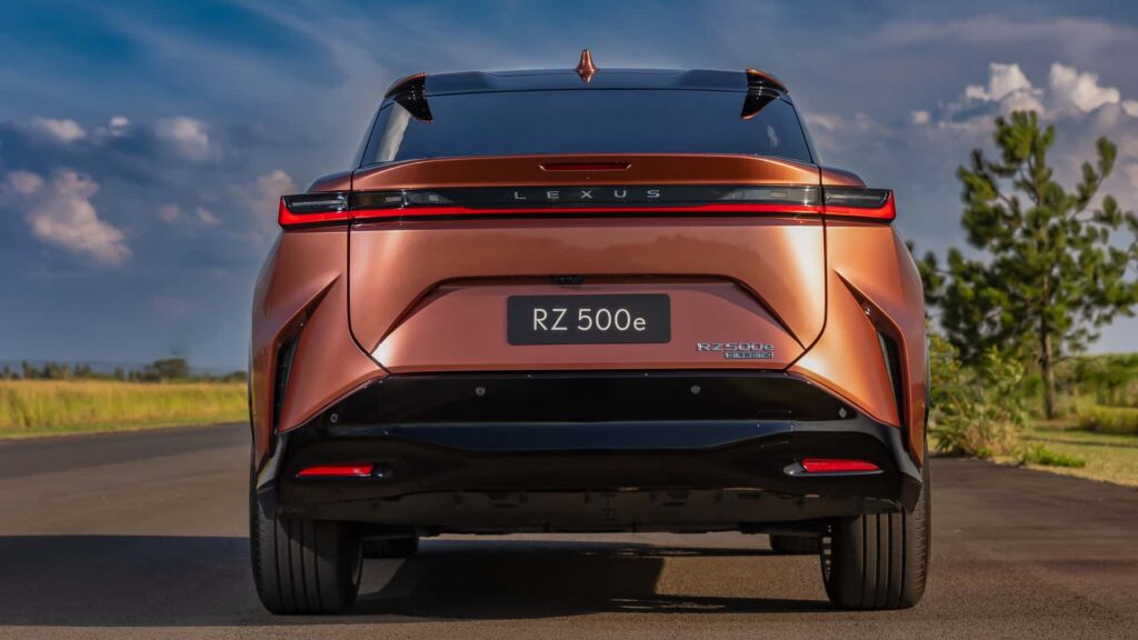 Novo Lexus RZ 500e estreia no Brasil com visual futurista e preço de R$ 499.990