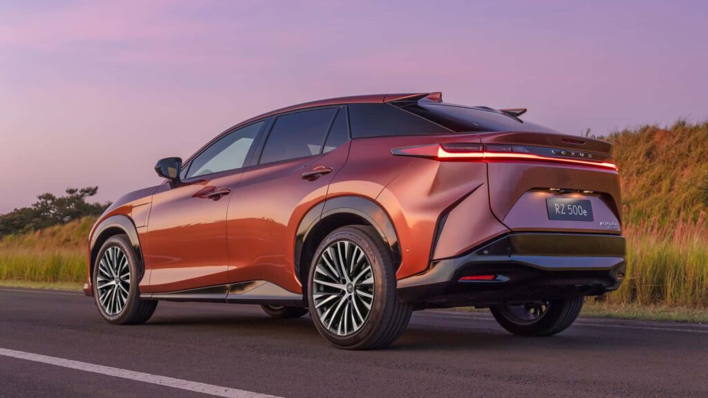 Novo Lexus RZ 500e estreia no Brasil com visual futurista e preço de R$ 499.990