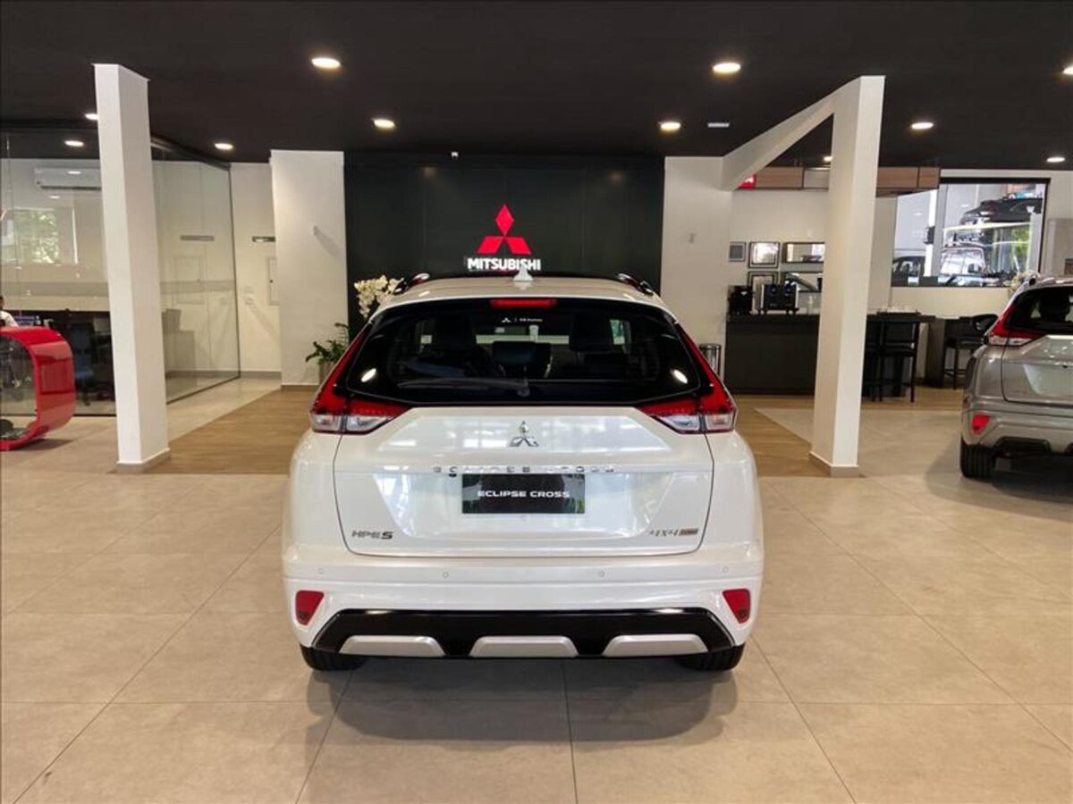 Mitsubishi Eclipse Cross HPE-S 2027 aposta em conforto, rodas 19 e tração 4x4