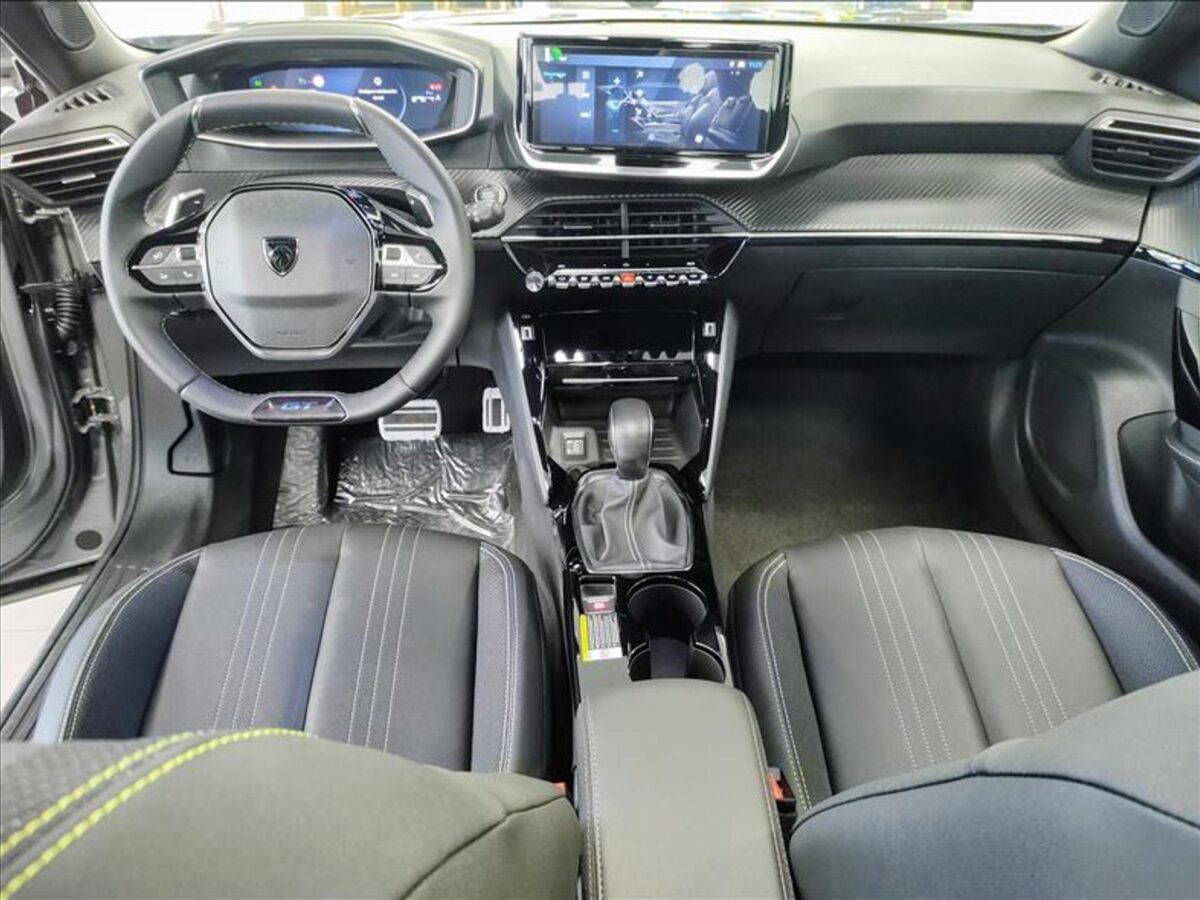 Avaliamos o Peugeot 2008 GT Hybrid 2026: desempenho, consumo e tudo o que ele entrega