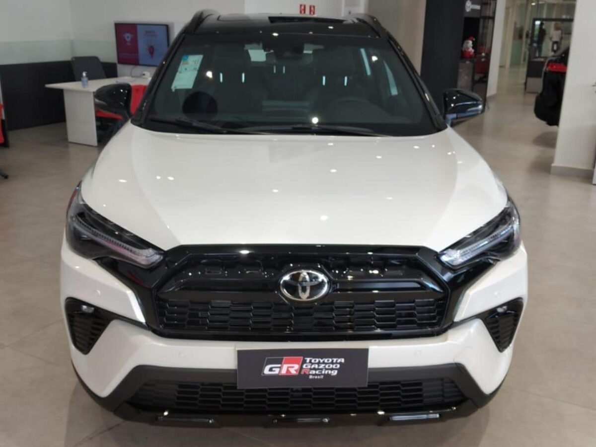 Corolla Cross GR-Sport muda mais do que o visual e traz acerto exclusivo de suspensão