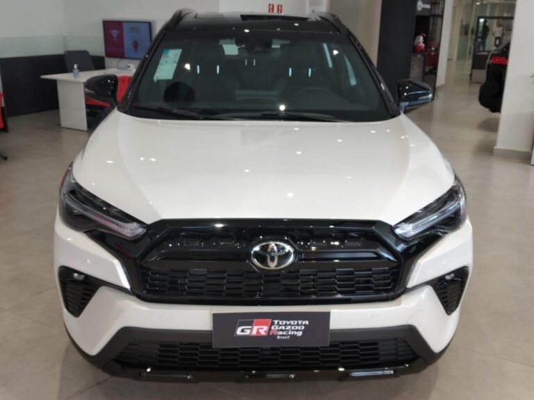 Corolla Cross GR-Sport muda mais do que o visual e traz acerto exclusivo de suspensão