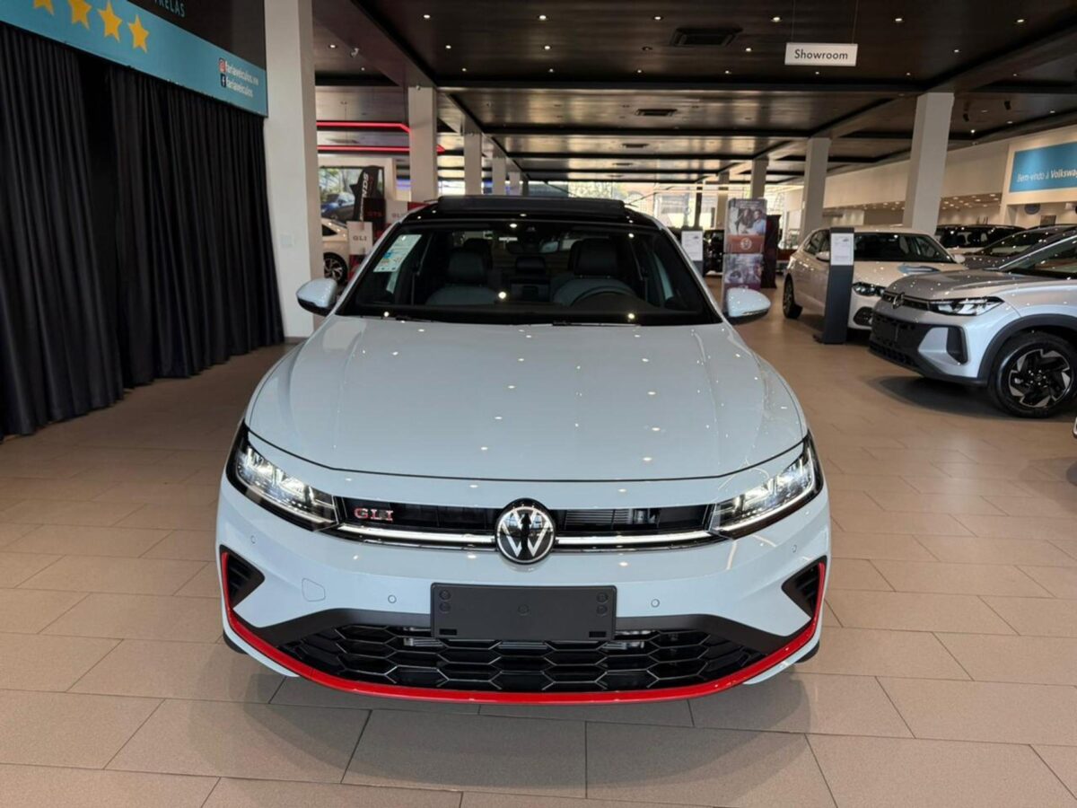 Volkswagen Jetta GLI 2026: sedã esportivo mantém motor forte, conforto e tecnologia