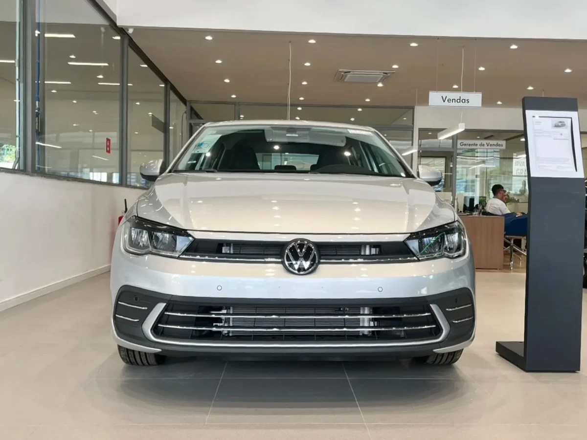 Polo Highline 2026 resiste à onda dos SUVs com turbo, baixo consumo e boa tecnologia