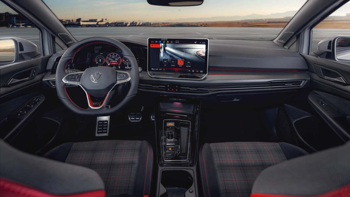 Volkswagen Golf GTI 2026 assusta pelo preço, mas 245 cv fizeram o hatch vender tudo