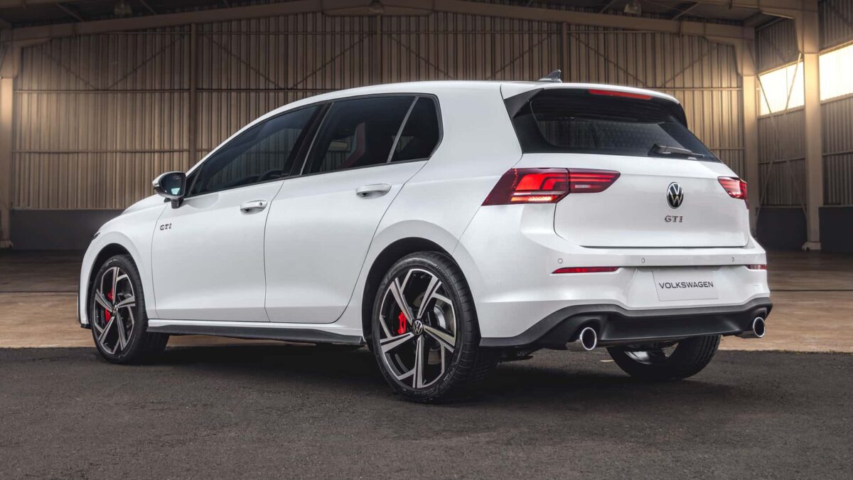 Volkswagen Golf GTI 2026 assusta pelo preço, mas 245 cv fizeram o hatch vender tudo