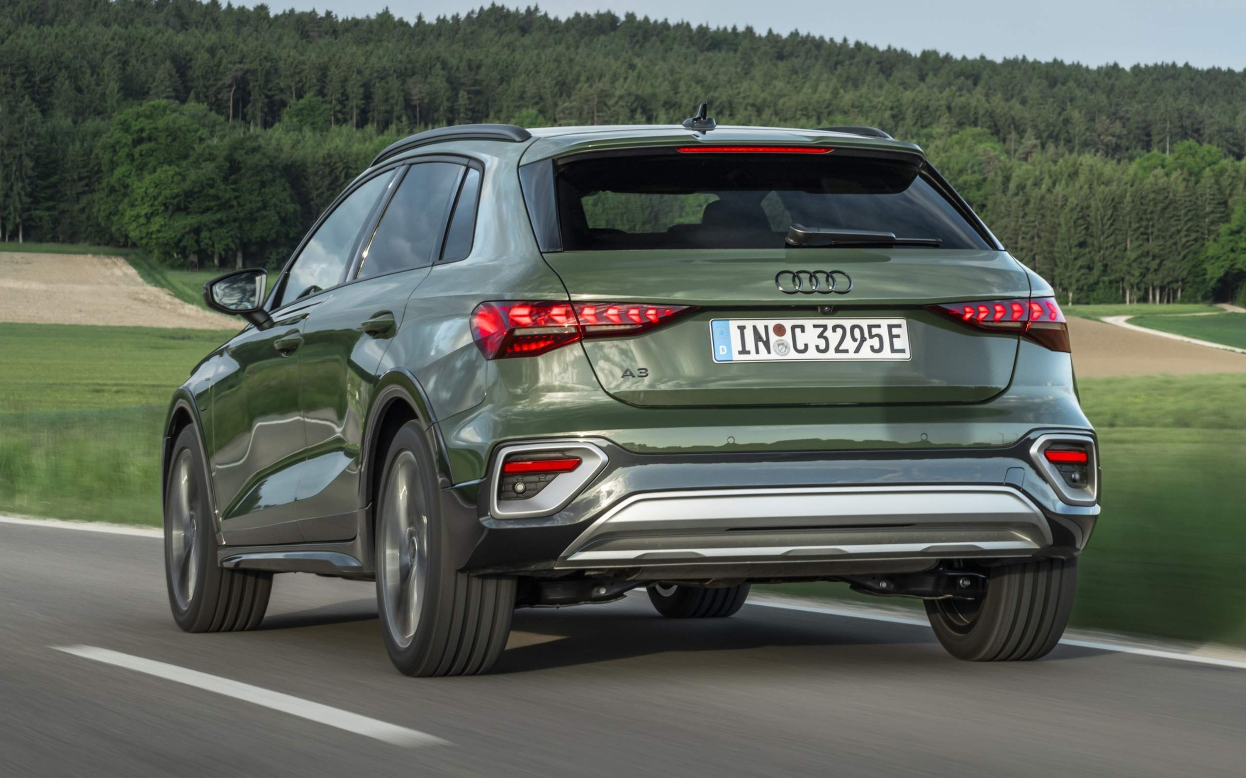 Audi A3 2027 estreia novo interior com painel de telas curvas