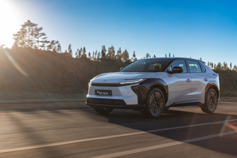 Toyota lança bZ4X no Brasil por R$ 419.990 e estreia no mercado de elétricos
