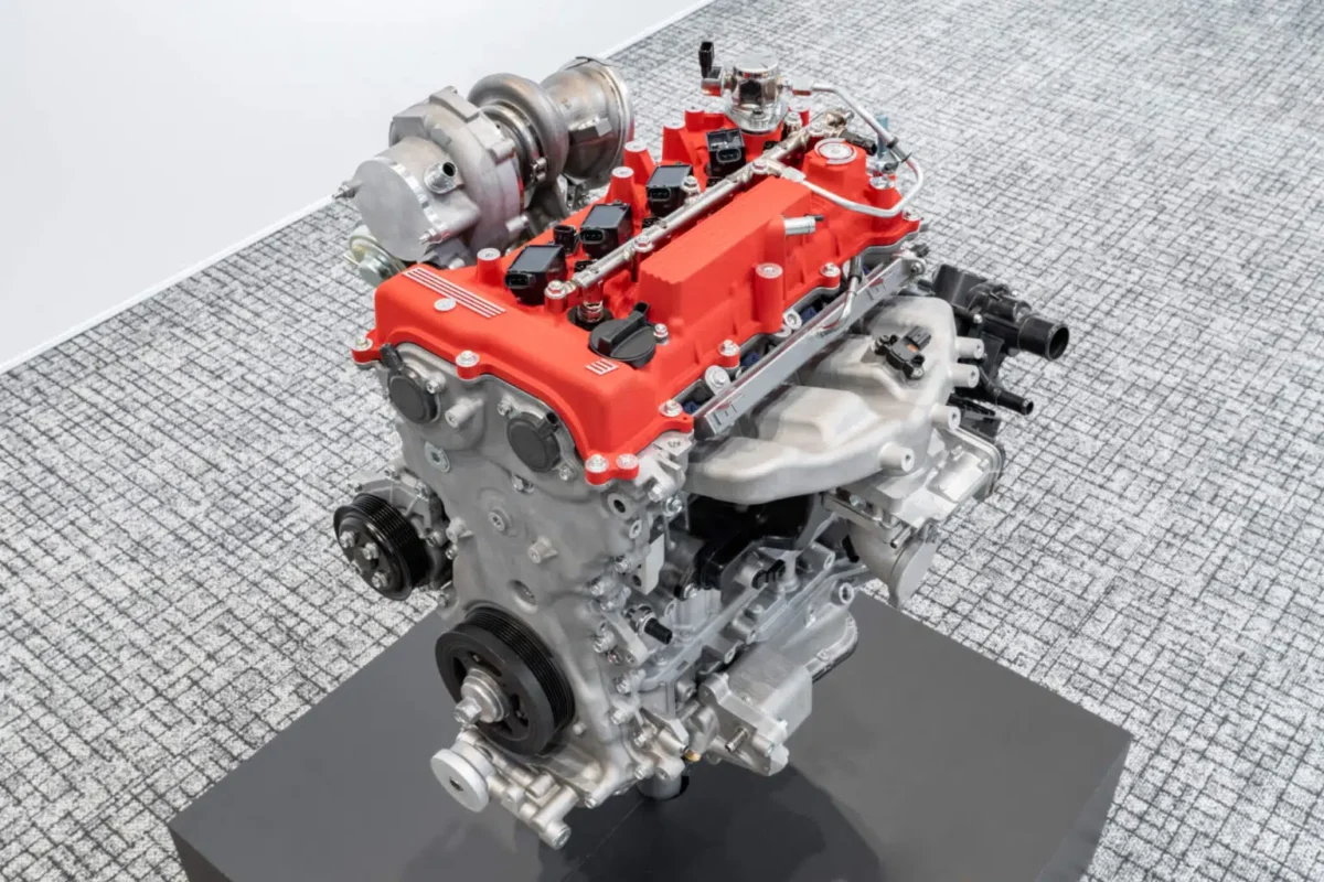 Toyota surpreende ao criar Camry de 700 cv com dois motores e sete cilindros