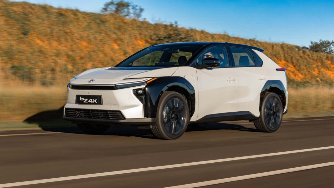 Toyota bZ4X 2026 chega ao Brasil; veja as primeiras impressões do SUV elétrico