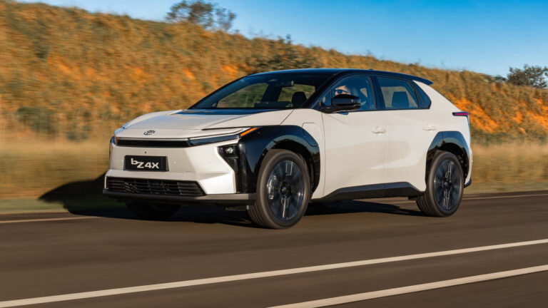 Toyota bZ4X 2026 chega ao Brasil; veja as primeiras impressões do SUV elétrico
