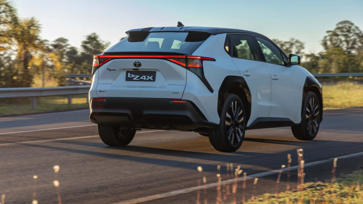 Toyota bZ4X 2026 chega ao Brasil; veja as primeiras impressões do SUV elétrico
