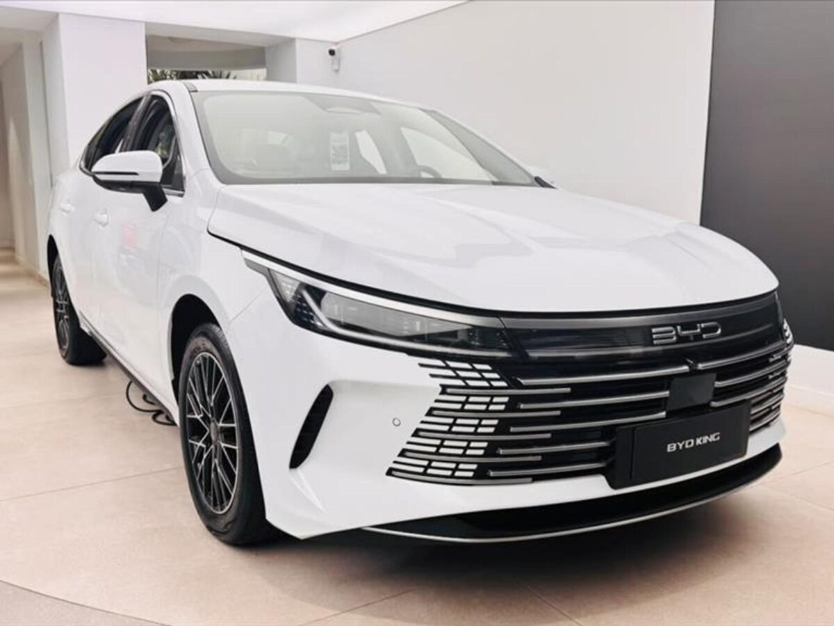 Carros elétricos avançam, mas híbridos ainda têm papel importante na transição