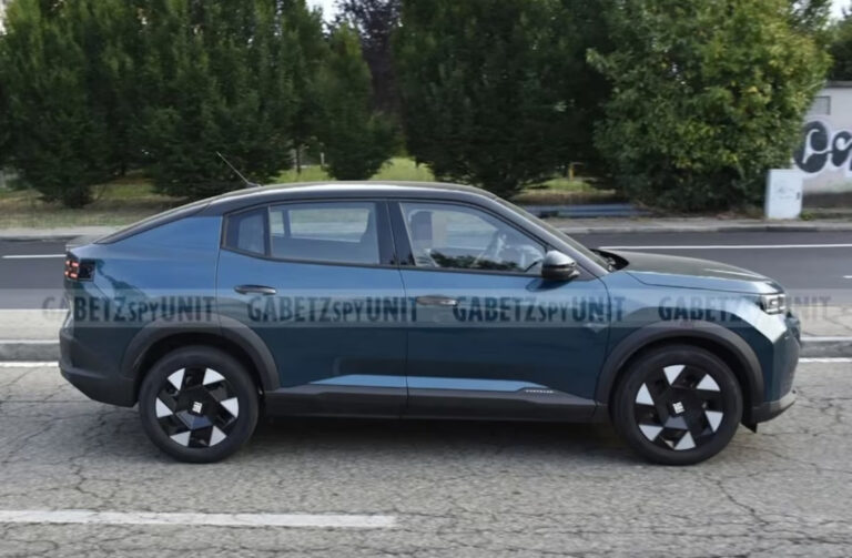 Nova geração do Fiat Fastback aparece sem camuflagem e antecipa mudanças no visual e na plataforma