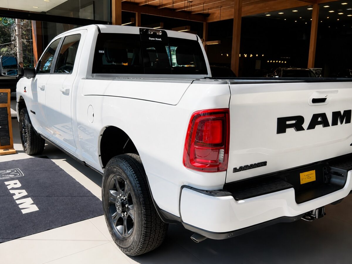 Ram 3500 Laramie Night Edition 2026: a picape de 6,6 metros feita para rebocar até 9 toneladas