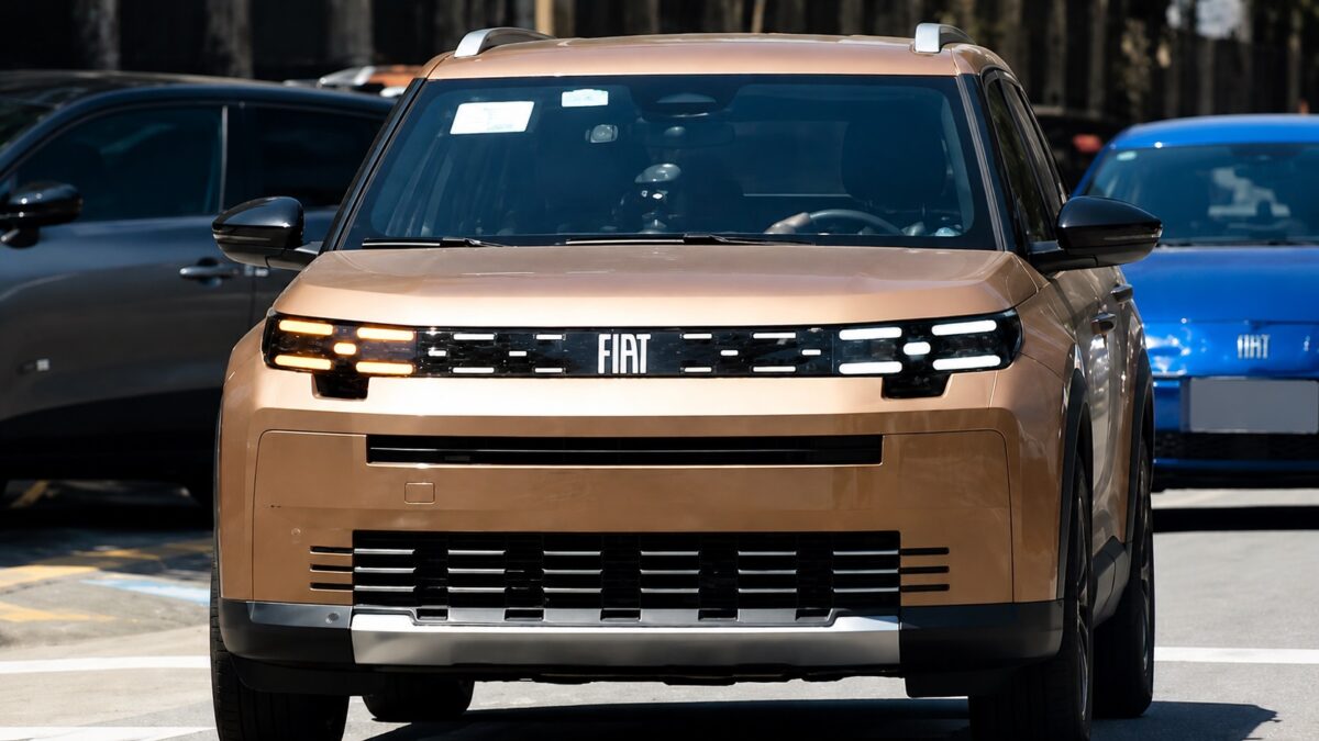 Novo SUV de 7 lugares da Fiat é visto sem camuflagem antes da estreia