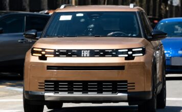 Novo SUV de 7 lugares da Fiat é visto sem camuflagem antes da estreia