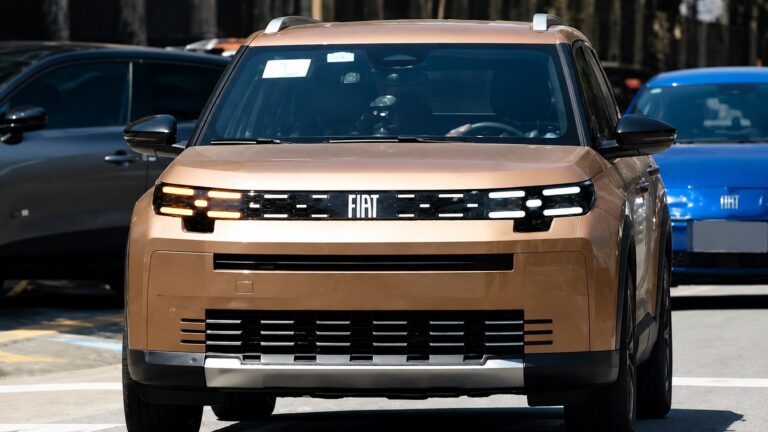 Novo SUV de 7 lugares da Fiat é visto sem camuflagem antes da estreia