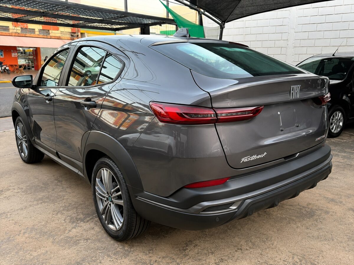 Fiat Fastback Turbo 200 aposta no equilíbrio entre espaço, desempenho e equipamentos