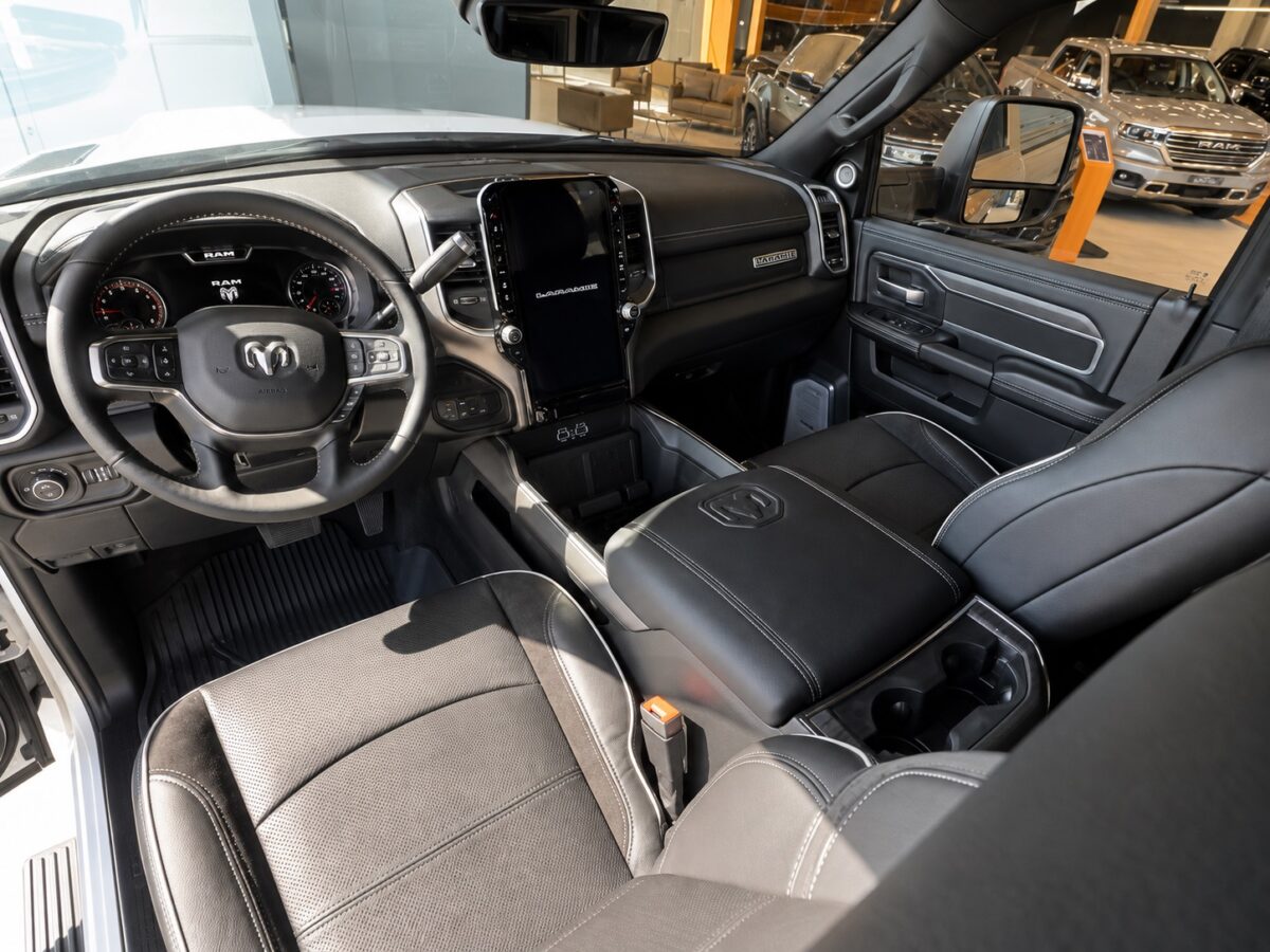 Ram 3500 Laramie Night Edition 2026: a picape de 6,6 metros feita para rebocar até 9 toneladas