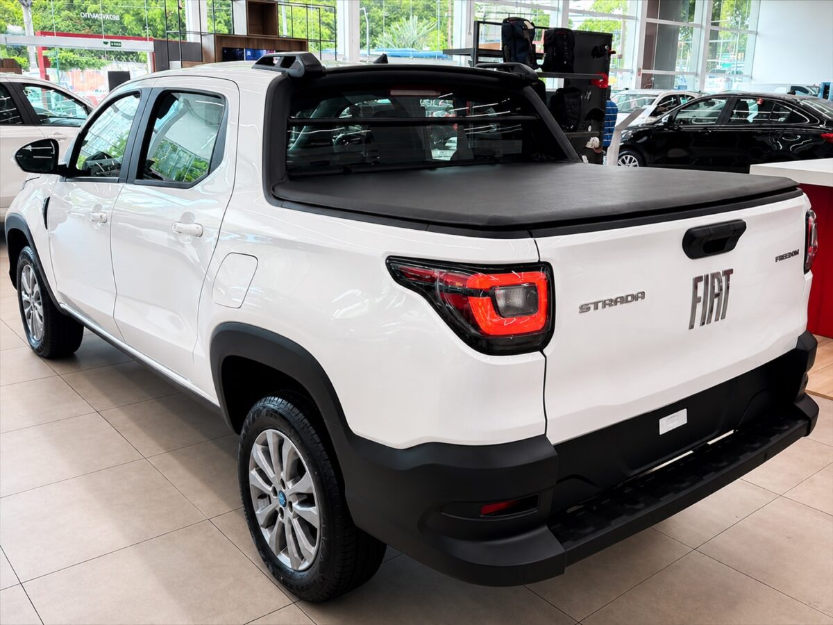 Fiat Strada Freedom aposta no motor 1.3 e quatro portas para ampliar a versatilidade