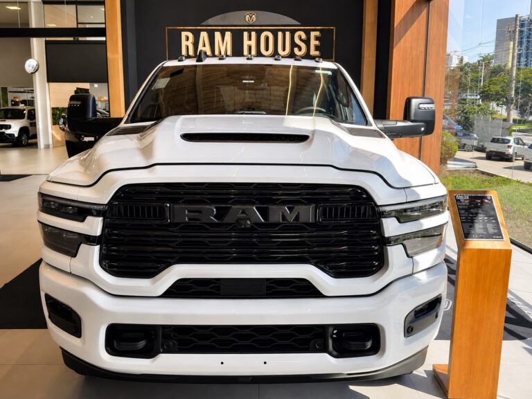 Ram 3500 Laramie Night Edition 2026: a picape de 6,6 metros feita para rebocar até 9 toneladas